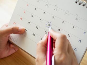 Cómo se produce la ovulación Mujer anotando las fechas fértiles en un calendario